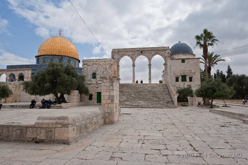 20100408_101557 D3.jpg - One of eight flights of stairs up to the platform level of the Dome of the Rock is topped by an arch (quanatir)